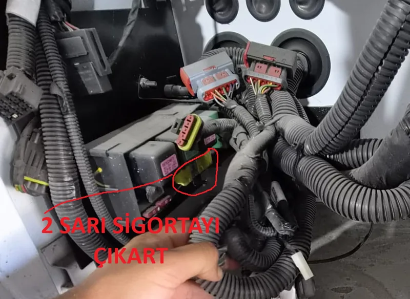 Isuzu Transtron sigorta kutusu 1, çıkarılacak iki sarı sigorta