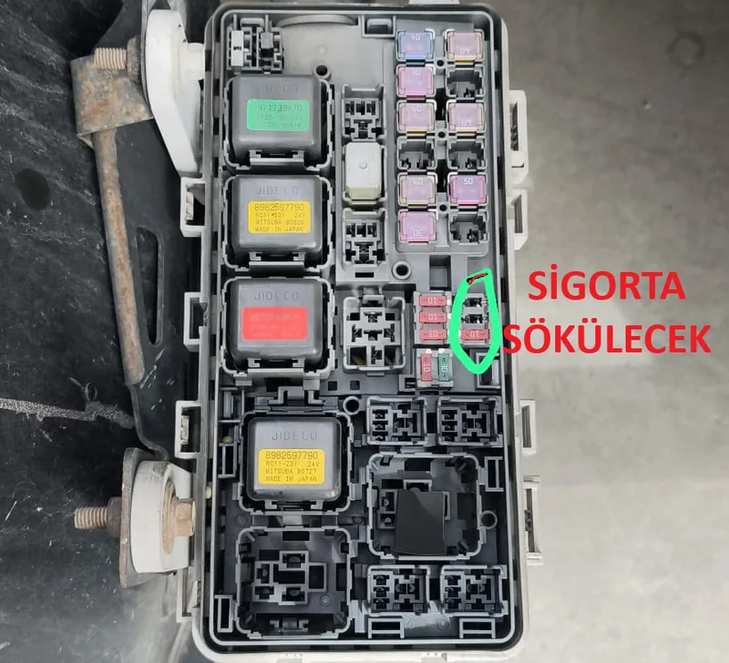 Isuzu Transtron sigorta kutusu 2, çıkarılacak işaretli sigorta